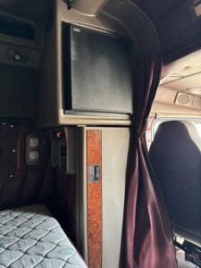 large-used-2003-peterbilt-379