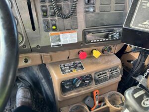large-used-2005-mack-cl-733 (1)