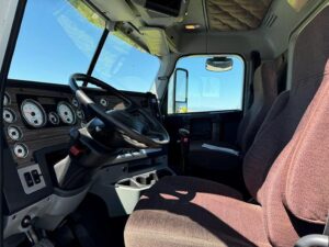 large-used-2018-freightliner-122-sd (1)